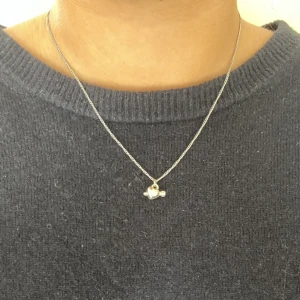 Halsband  - Super fina halsband Du kan välja mellan en lite tjockare kedja (se bild ett) eller en lite tunnare kedja (se bild två). Båda alternativen är rostfria dvs kedjorna rostar ej. Oanvändt! Frakt kostar 15kr. Hör av er vid intresse eller funderingar!💞🤍✨