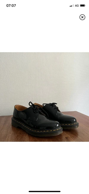 Nya Dr. Martens - Ett par knappt använda låga Dr. Martens då de är fel storlek för mig. Storlek 38 med glansigt skinn. Superfina! 