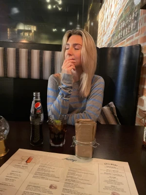 Randig tröja från Zara  - Nu säljer jag min trendiga randiga tröja från Zara eftersom den inte kommer till användning 🌟 Köparen står för frakten 🙌🏽