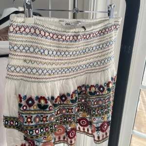 Zara kjol - Den slutsålda superfina kjolen från zara. Den är i supergott skick🫶säljer pga ingen användning💞