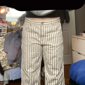 Snygga jeans  - Hej Säljer mina randiga byxor jag köpt på Zalando dem är bara andvända en gång 💓