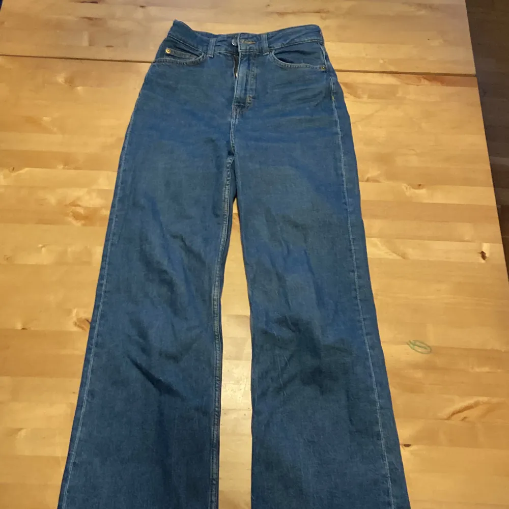 Blå högmidjade loose jeans från hm i storleken 36 . Jeans & Byxor.
