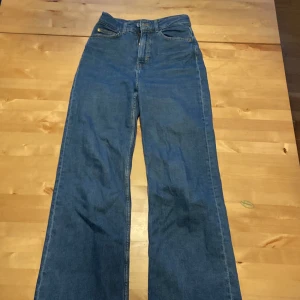 Blå jeanw - Blå högmidjade loose jeans från hm i storleken 36 
