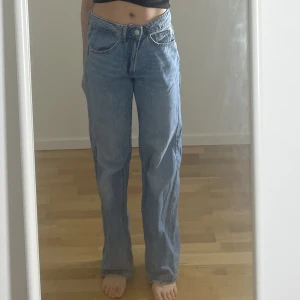 Stradivarius jeans - Säljer supersnygg jeans pga för långa om jag har dem lowwaist och för stora i midjan om jag har dem längre upp. Jag knäpper dem genom bälthålet.