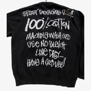 Stussy care label sweater - En Stussy care label stickad tröja, aldrig använd. Lappen kvar! Köpt i en skatebutik i Tyskland! Storlek: M  Thrift like a cool kid 😎