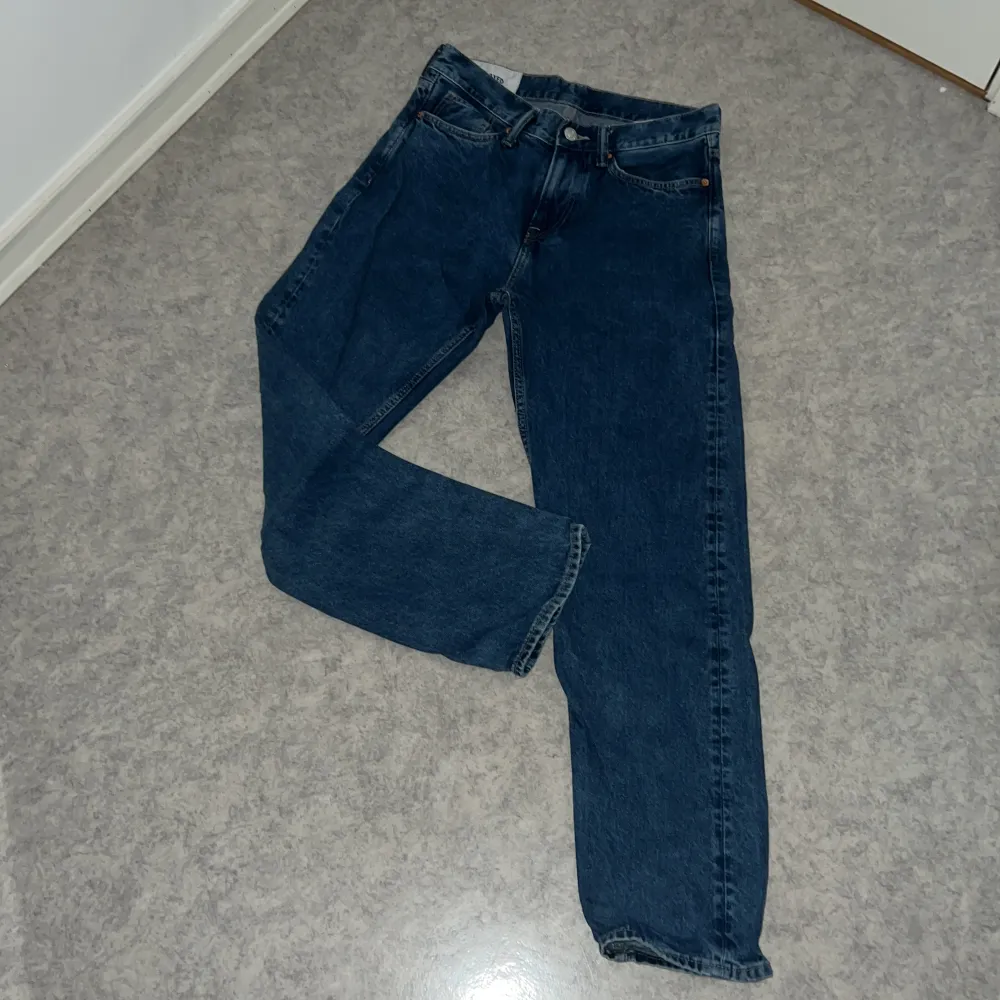 Mörkblåa jeans från hm, relaxed fit, aldrig använda endast ett fåtal gånger, 400 kr nypris, W30/L32. Jeans & Byxor.