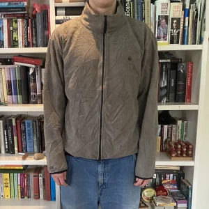 Vintage Nautica fleece - Fleecetröja från Nautica i mycket fint vintage skick utan fläckar eller andra defekter. Justerbart resorband i midjan finns. Modellen är 185cm lång