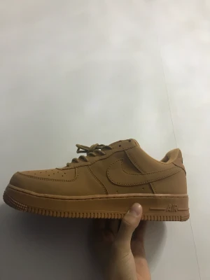 Nike air force 1 brun - Jag har köpt de helt ny. Men jag köpte den på fel stolke. Köpte den från Nike.com 