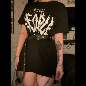 Killstar klänning/lång t-shirt - Säljer denna långa t-shirten då jag inte fått någon användning för den🖤 Köpt på shock för runt 500kr🖤 Inga defekter va jag ser då den är helt oanvänd🖤