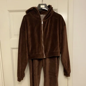 Velour set  - Fint skick Tröja- M Byxa- L