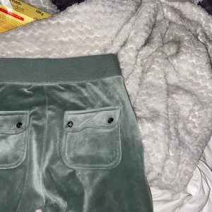 Juciy couture  - Säljer mina juicy i färgen chinois green i  storlek xs🤍 Kan även byta mot gråa, rosa eller beigea 🤍🤍