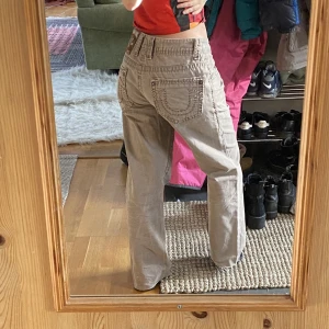 True Religion ”Rainbow Bobby” Jeans - Beskrivning:  Mått: innerben: 80cm  midja: 42cm Baggy fit, skitsnygga detaljer (fickor/knappar), bred stitching, beige färg, avklippta, jag är 1,65 och bär S/M  Kom DM för fler bilder 🤝🏻