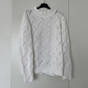 Stickad tröja  - Stickad vit tröja, knappt använd