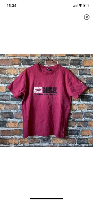 Disel t-shorts  - Säljer min as snygga disel t-shirt som är köpt här på Plick och knappt använd! Köparen står för frakt kontakta mig om ni har frågor, kolla in mina andra plagg❤️