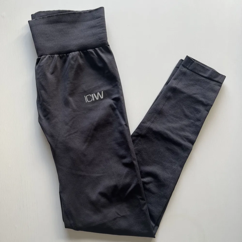 Säljer dessa tights från Icaniwill i storlek M, färgen ”graphite”🤍. Jeans & Byxor.