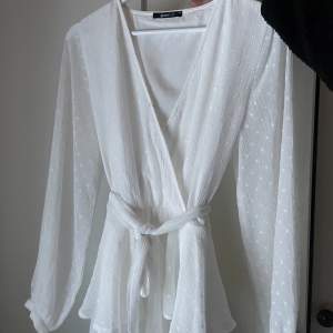 Säljer denna vita klänning från Ginatricot! Perfekt till studenten💘 Storlek 38, passar S/M!!