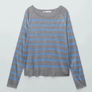 Randig tröja - Jättefin randig tröja från zara. Är i bra skick då den endast används ett fåtal gånger💕