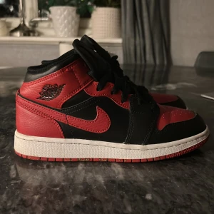 Jordans - Svart/röda jordans i storlek 36,5 