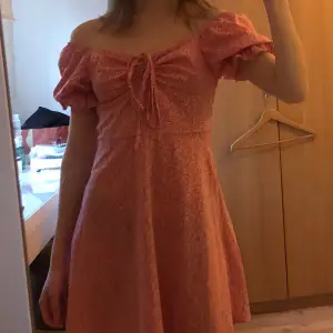 Superfin rosa/röd klänning med mönster💞oanvänd 