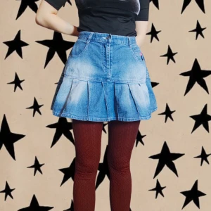 Mini skirt denim - Kjol jag fått från min mamma som hon hade när hon var liten. För stor för mig dock och använder alldeles för sällan, därav säljer jag den.