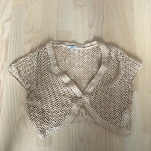 Cropped cardigan - Super söt liten cropped cardgan. See-through, net-like, little bolero-like top. Öppen för prisförslag (: