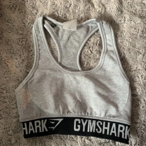 Gymshark sport bh  - Säljer denna sport bh. Använd men i bra skick! Frakt tillkommer!
