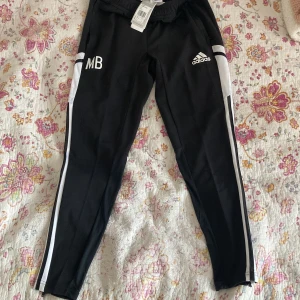 Adidasbyxor MB - Nya adidasbyxor med initialerna MB. Nypris: 349kr på rea, mitt pris: 150kr.