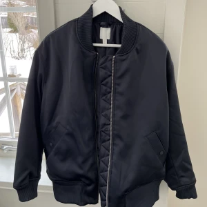 H&M bomberjacka - Säljer nu min knappt använda  bomberjacka från H&M som är i TOPPSKICK!  Storlek: M  Färg: Marinblå Nypris: 499 kr  OBS: köpare står för fraktkostnad. 