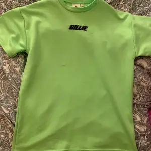 Säljer denna Billie Eilish t-shirt från när hon spelade i Stockholm 2019, går inte att få tag på längre. Materialet är ganska tjockt. Skriv vid frågor/intresse💋