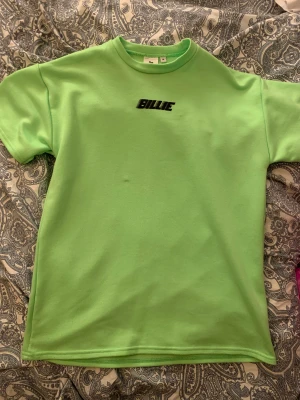 Billie eilish t-shirt grön - Säljer denna Billie Eilish t-shirt från när hon spelade i Stockholm 2019, går inte att få tag på längre. Materialet är ganska tjockt. Skriv vid frågor/intresse💋