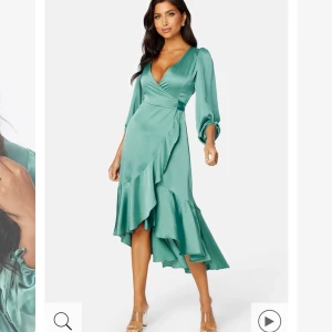 omlottklänning  - omlottklänning från BUBBLEROOM, i mycket bra skick och normal i storleken. Köpt för 999 kr. 