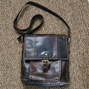 Snygg skinnväska - Jätte fin axelrems väska 