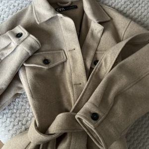 ”Shacket” Jacka Zara - Säljer denna skjortjacka i beige färg, köpt på Zara. Storleken är M🤍