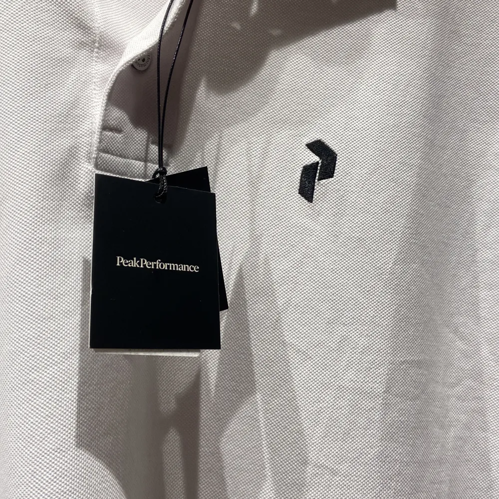 Säljer en helt oanvänd PeakPerformance skjorta. Stl M. Nypris 600  (pris kan diskuteras) #peakperformance #piké #skjorta . Skjortor.