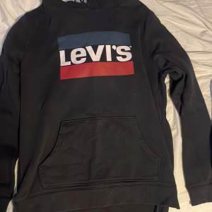 Säljer en Levis hoodie och adidas hoodies i storlek M oanvända  Passar inte priset kom med ett bud😊