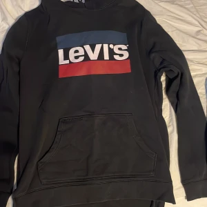 Herr kläder  - Säljer en Levis hoodie och adidas hoodies i storlek M oanvända  Passar inte priset kom med ett bud😊