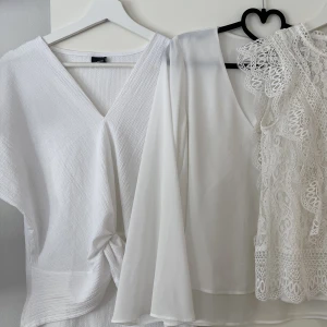 PAKET - blusar  - OBS!! Spets såld❌ PAKET - blusar ZARA, S - nyskick, v-ringad blus, vit,  Gina Tricot, S, v-ringad, blus knutdetalj, vit 100 Kr för båda två. Vill du köpa någon separat är det bara skriva 💗