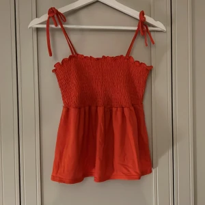 Sommar topp - Jag säljer denna supersöta toppen perfekt till sommaren i storlek S💗Den är typ orange/röd och kommer ifrån vero moda ! Nästan oanvänd, skick 10/10