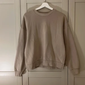 Sweatshirt  - Beige sweatshirt i storlek M ifrån GinaTricot!💗