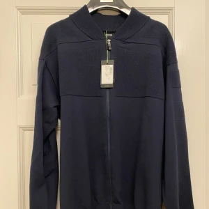 Hugo Boss cardigan  - Mycket bra skick! Aldrig använd!