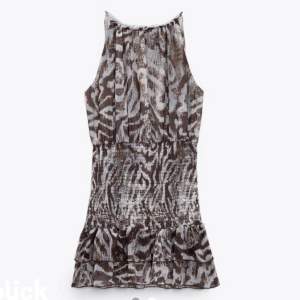 Säljer denna klänningen från zara i zebra mönster. Nyskick, Strl S