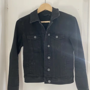 Svart jeansjacka - Svart jeansjacka från Vero Moda i storlek S. 80kr+frakt 