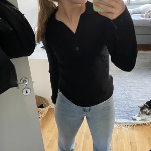 Svart stickad tröja - Säljer denna snygga svarta stickade tröjan som är åtsittande i modellen. Köpt på Carlings för 399kr💕💕