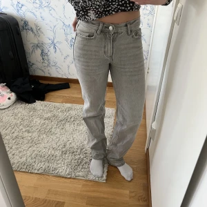 Gina low waist jeans - Low waist jeans från Gina tricot i grå!