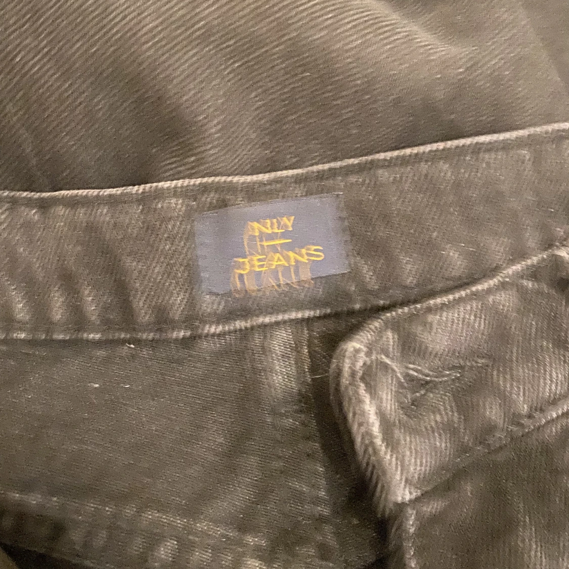 Svarta jeans med slits - 91