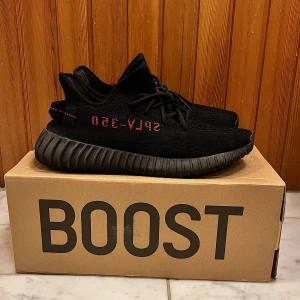 Adidas Yeezy Boost 350 V2 - Yeezy Boost 350 V2 CBLACK/RED Använd varsamt fåtal gånger 