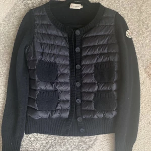 Moncler cardigan  - (Försöker svara alla)  As snygg mörkblå moncler cardigan. Modellen säljs ej längre. Äkthetbevis finns inuti jackan via en kod💓💓