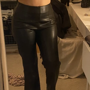 Skinnbyxor - Svarta skinnbyxor som sitter som en smäck. Formar kroppen jättefint. Använda fåtal gånger🤍
