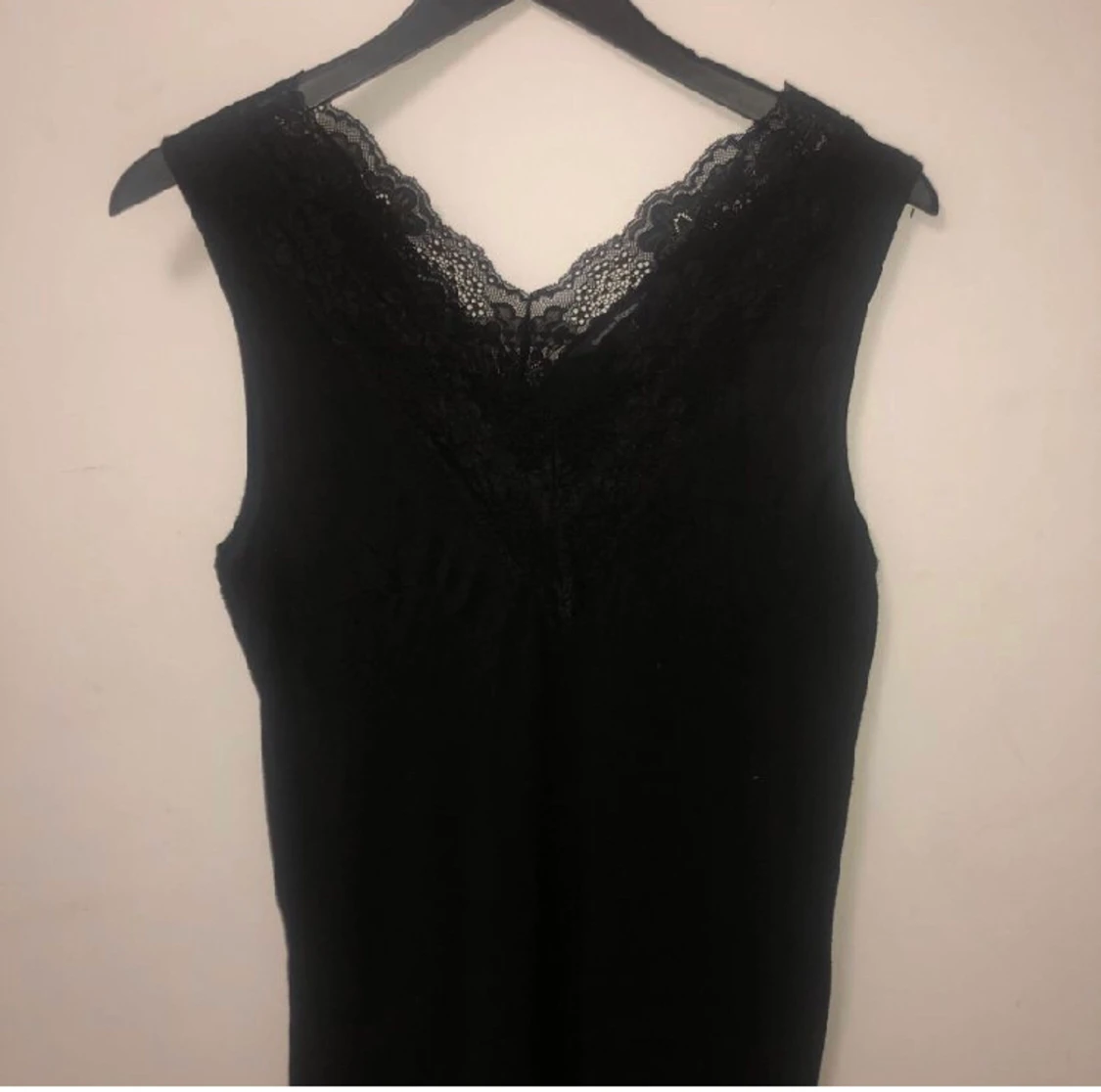 Svart linne med spets