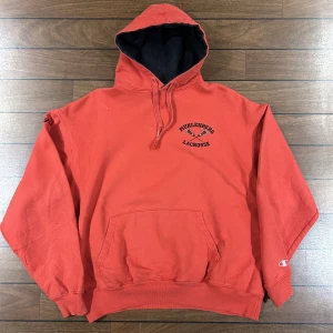 Champion Muhlenberg Hoodie - Snygg vintage champion Hoodie i storlek XL men sitter mer som en L! Bara att skriva om du undrar över något🙏